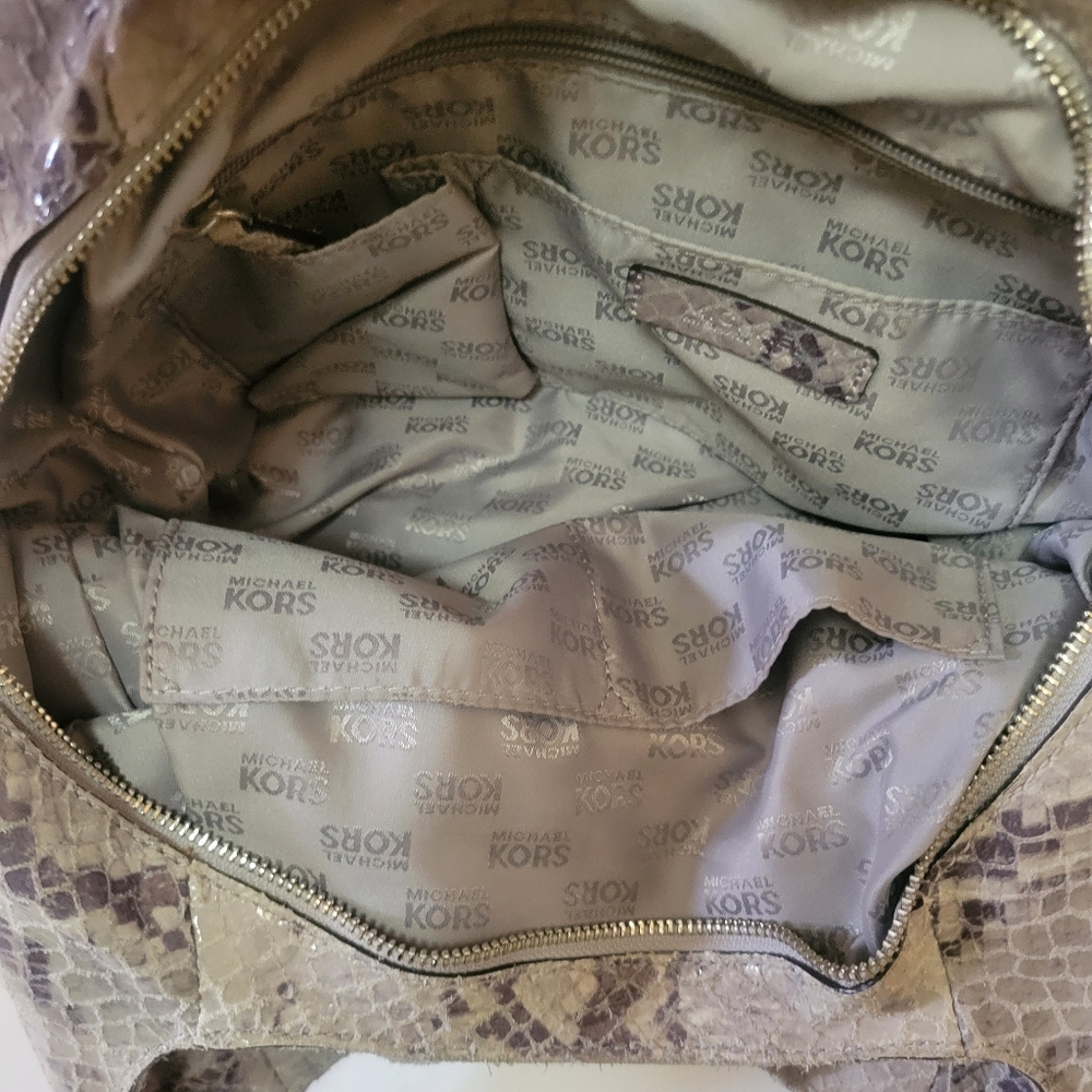 Michael Kors Lillie Large Snakeskin Slouchy Hobo Bag Like New Everyday Luxury - Picture 7 of 11